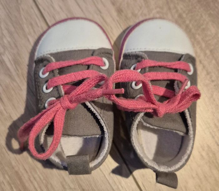 Chaussures chaussons bébé type baskets fille taille 18