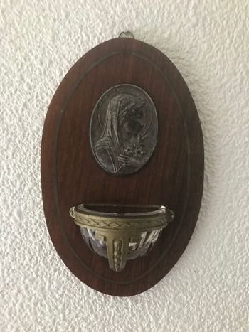 Bénitier mura, médaillon signé Rufonny