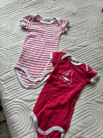 2 bodies petit bateau 6 mois très peu porté