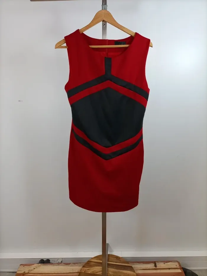 Robe courte sans manches rouge noire L graphique stretch col rond zip dos cintrée Ethina A1357