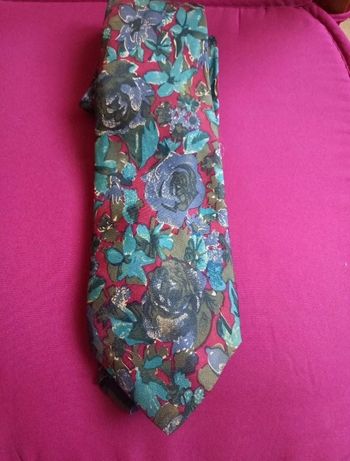 Cravate en soie motif fleurs