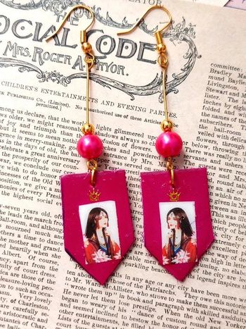 Magnifique paire de boucles d'oreilles pendantes, image portrait femme japonaise