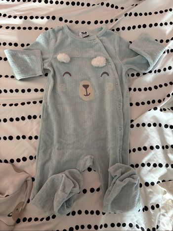 Pyjama une pièce, tape-à-l’œil