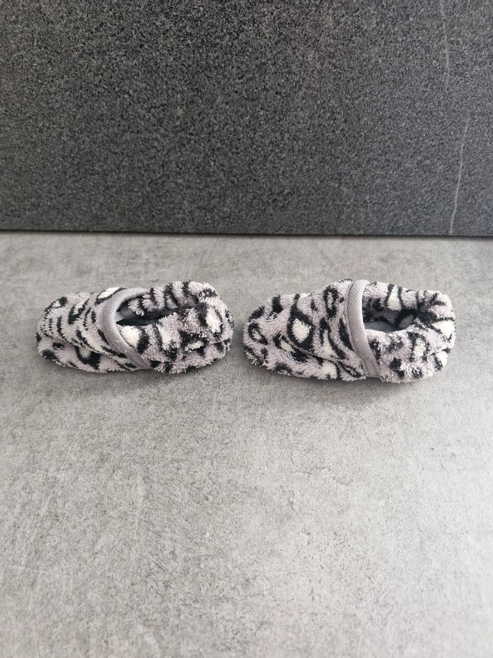 Chaussons bébé 18-19 Sans marque gris clair, noir et blanc motif léopard - photo numéro 5