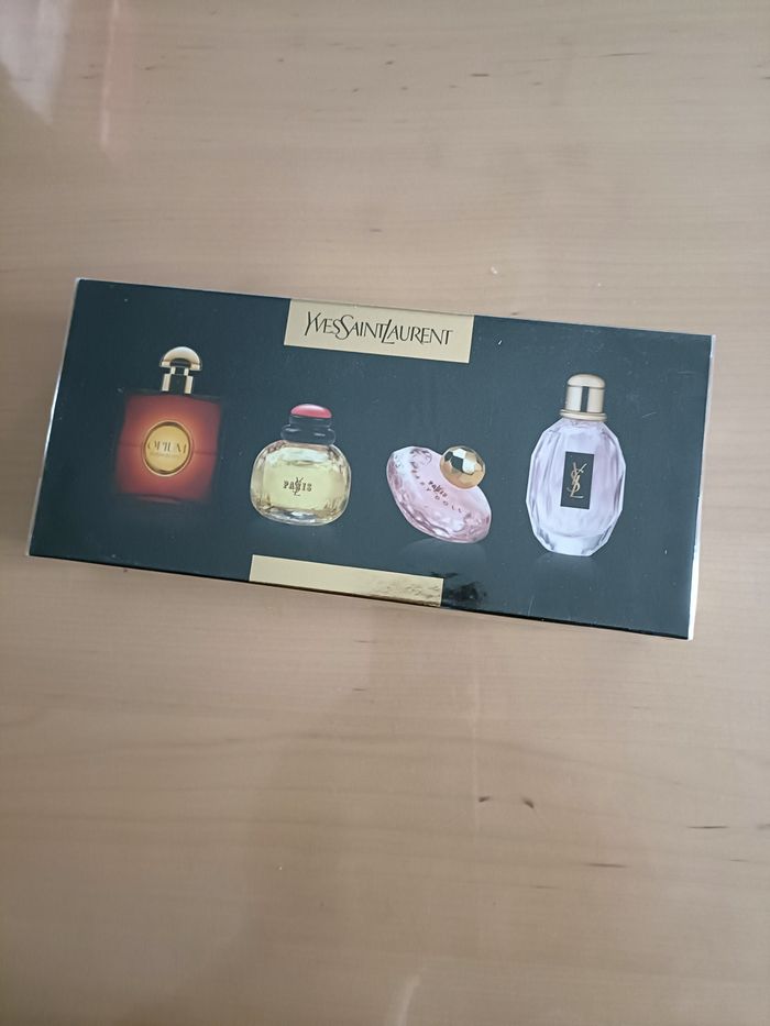 Coffret 4 miniatures de parfum + une palette de maquillage YSL - photo numéro 3