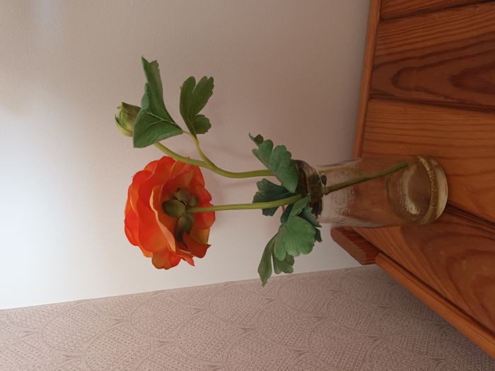 Fleur renoncule artificielle dans un vase - photo numéro 3