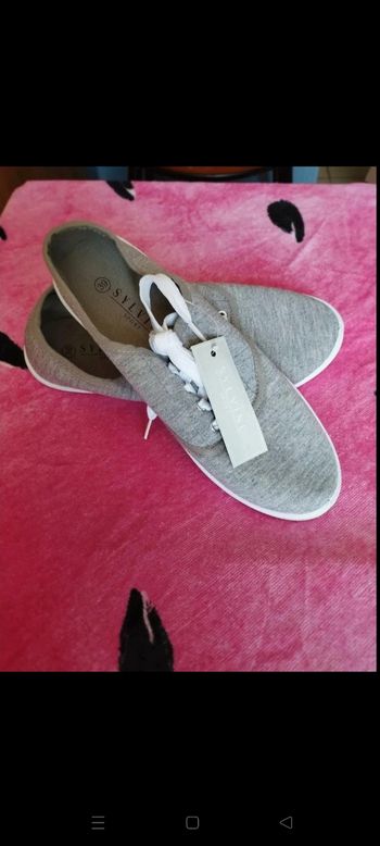 Chaussure en tissu neuve de taille 39