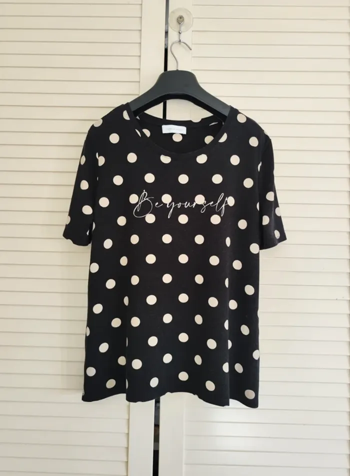 T-shirt in misto viscosa nera con motivo a pois grandi beige e collo a barchetta - photo numéro 2