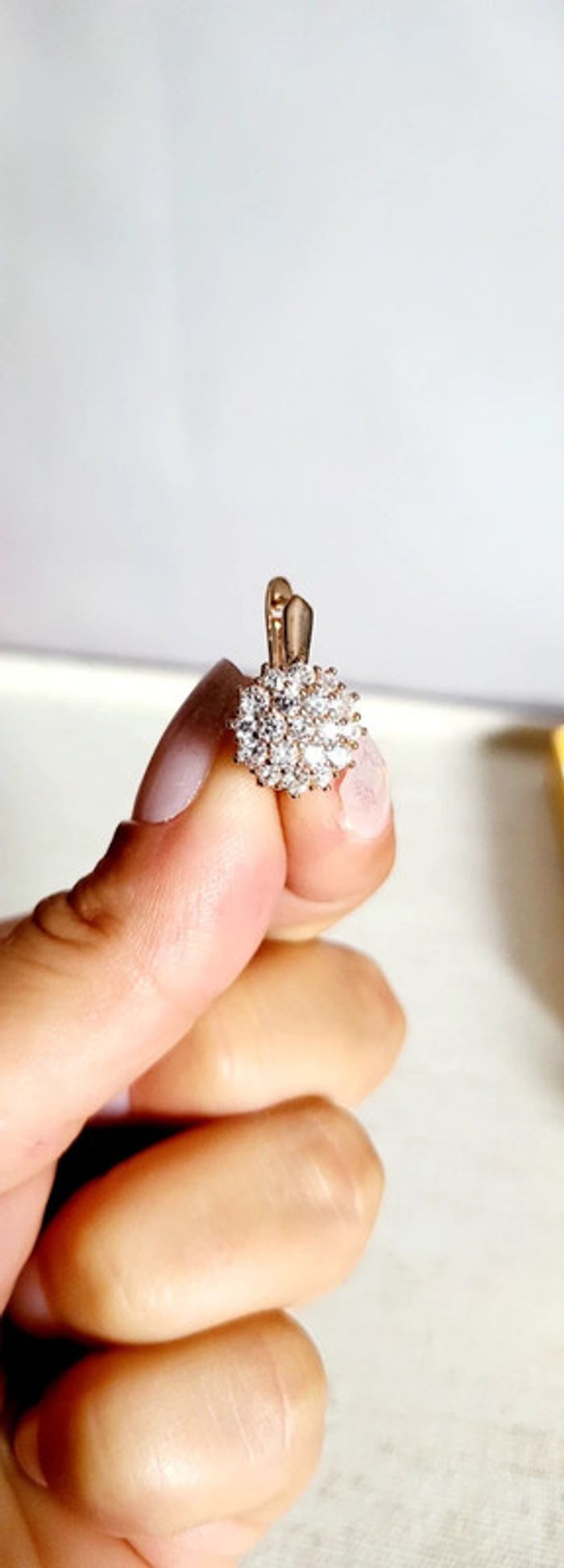Boucles d’oreilles rondes dorées à strass – effet fleur scintillante + boîte cadeau - photo numéro 3