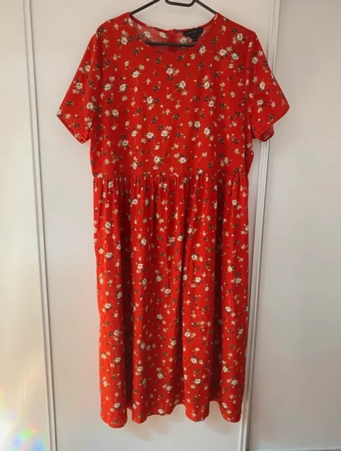 Robe fluide mi-longue rouge à fleurs taille 46