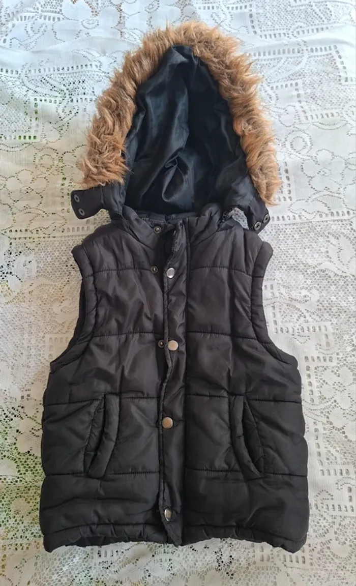 Doudoune sans manches noire - capuche, fourrure, La Redoute, en très bon état, taille 4 ans - photo numéro 2