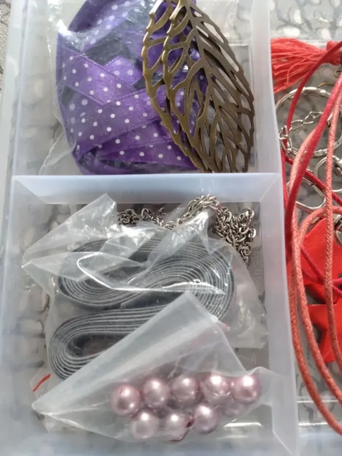 Lot numéro deux nombreux accessoires et apprêts pour fabrication de bijoux fantaisie - photo numéro 4