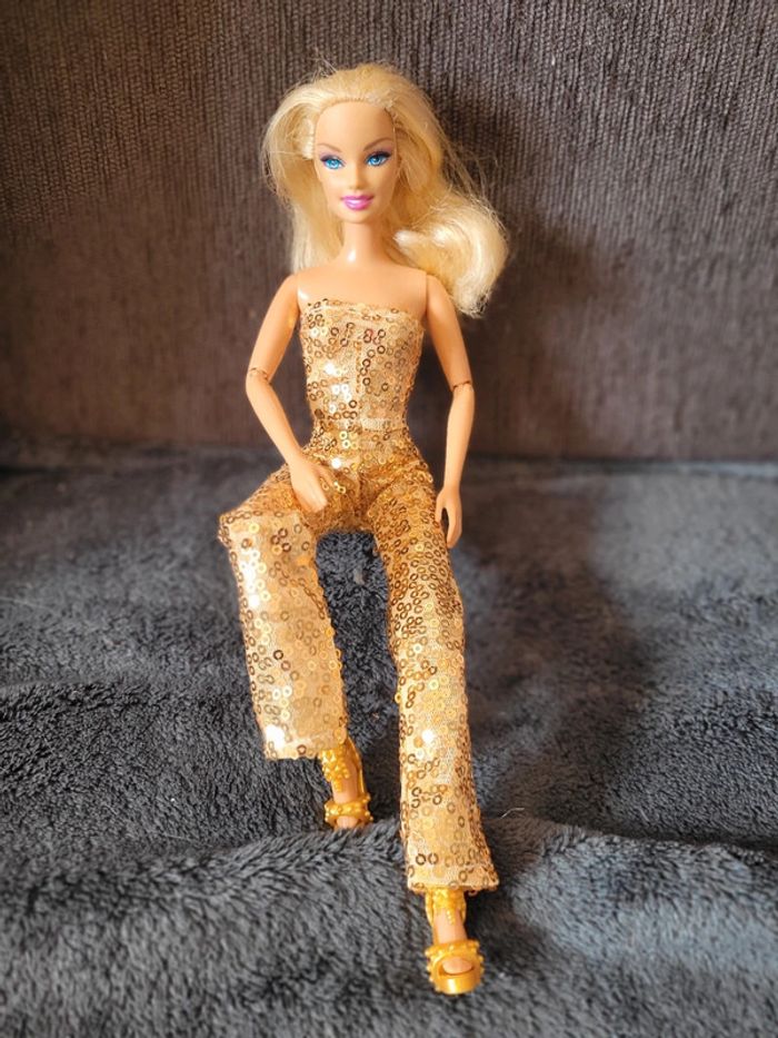 Poupée barbie et sa tenue - photo numéro 3
