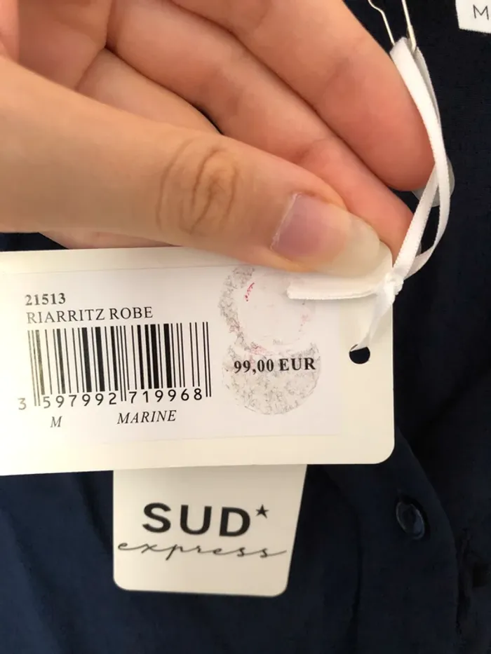 Robe bleu marine serrée à la taille et évasé en bas - photo numéro 3