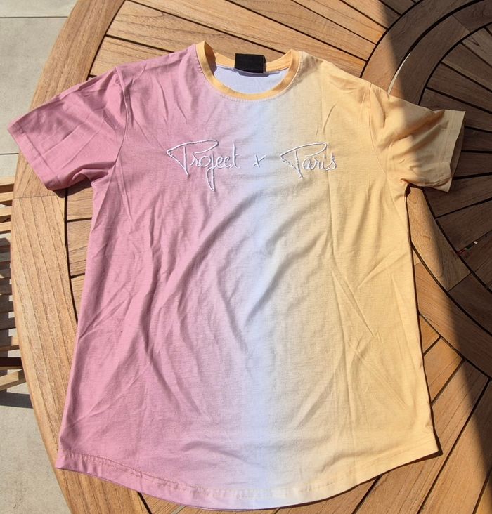 T-shirt jaune et rose