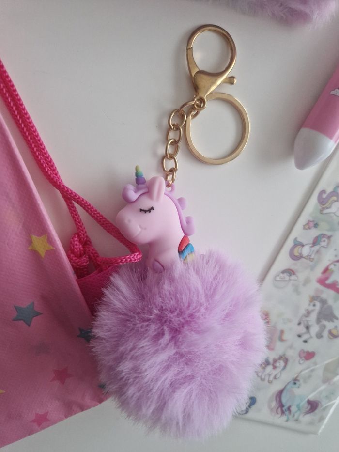Lot papeterie licorne fille: carnet+ stylo + porté clé + sac+ stickers Neuf - photo numéro 3