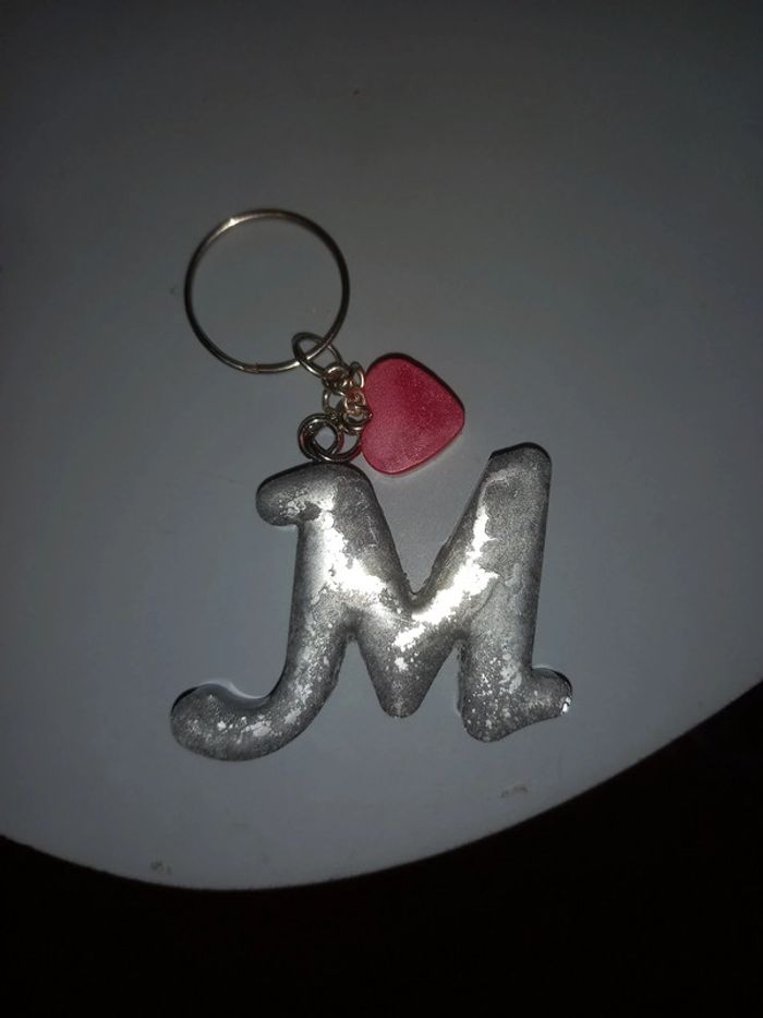 Porte clé lettre M résine epoxy