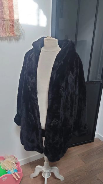 Manteau fausse fourrure noire très chaud avec capuche t 44 46