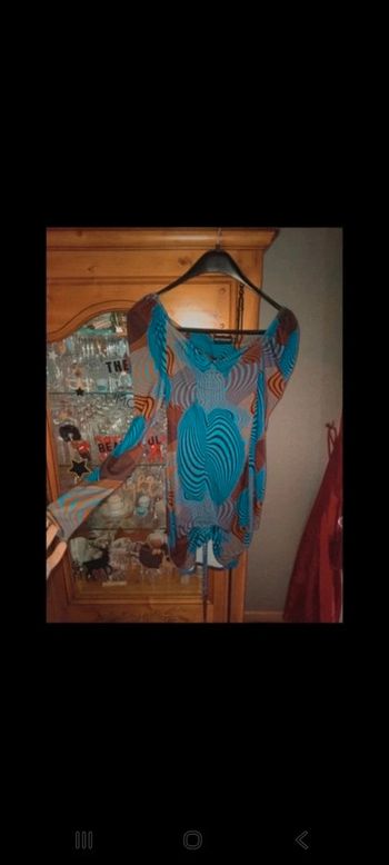 Robe moulante en tissu satiné