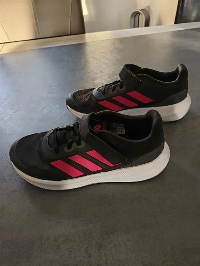 Vends paires de baskets enfant adidas pointure 36.5 - photo numéro 4