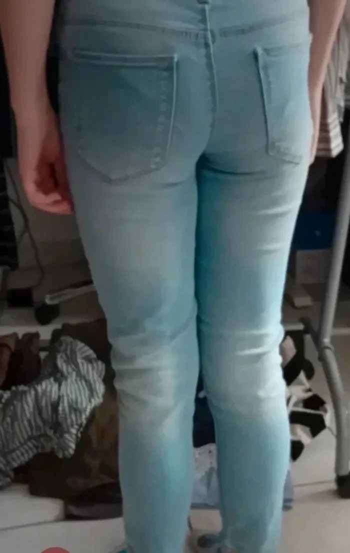 Joli jean slim Kiabi 10 ans en très bon état bleu clair - photo numéro 3