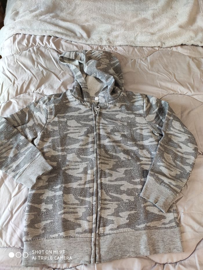 Gilet zippé garçon taille 6/7 ans