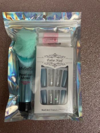 Sachet avec faux ongles et soins femme