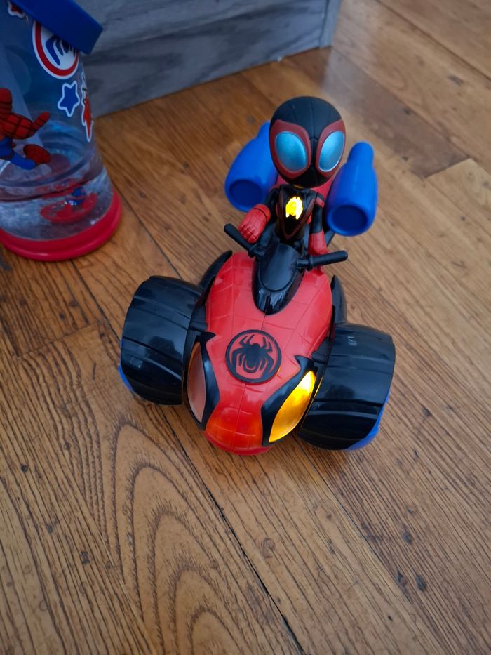 Jouet et gourde spidey - photo numéro 2
