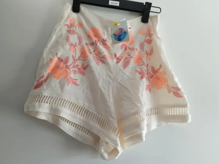 Short court impression broderie h&m taille 32 Neuf - photo numéro 2