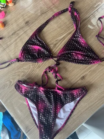 Bikini étoiles doré noué sur le devant