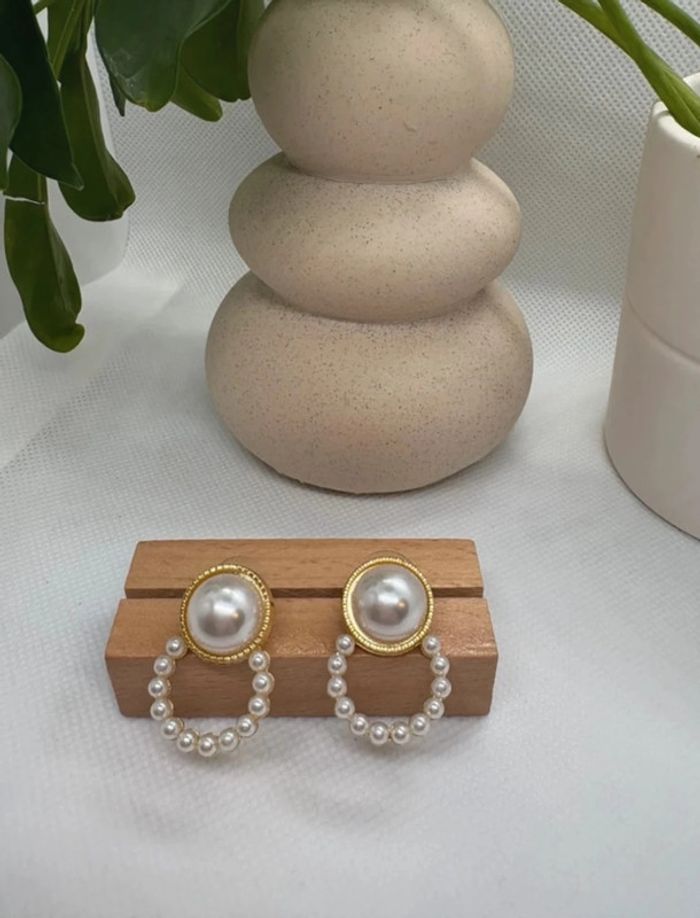 Jolie paire de boucle d'oreille chic perlée - photo numéro 2