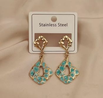 Boucles d'oreilles plaquées or en émail coloré,acier inoxydable neuves stainless Steel

7,90 €

