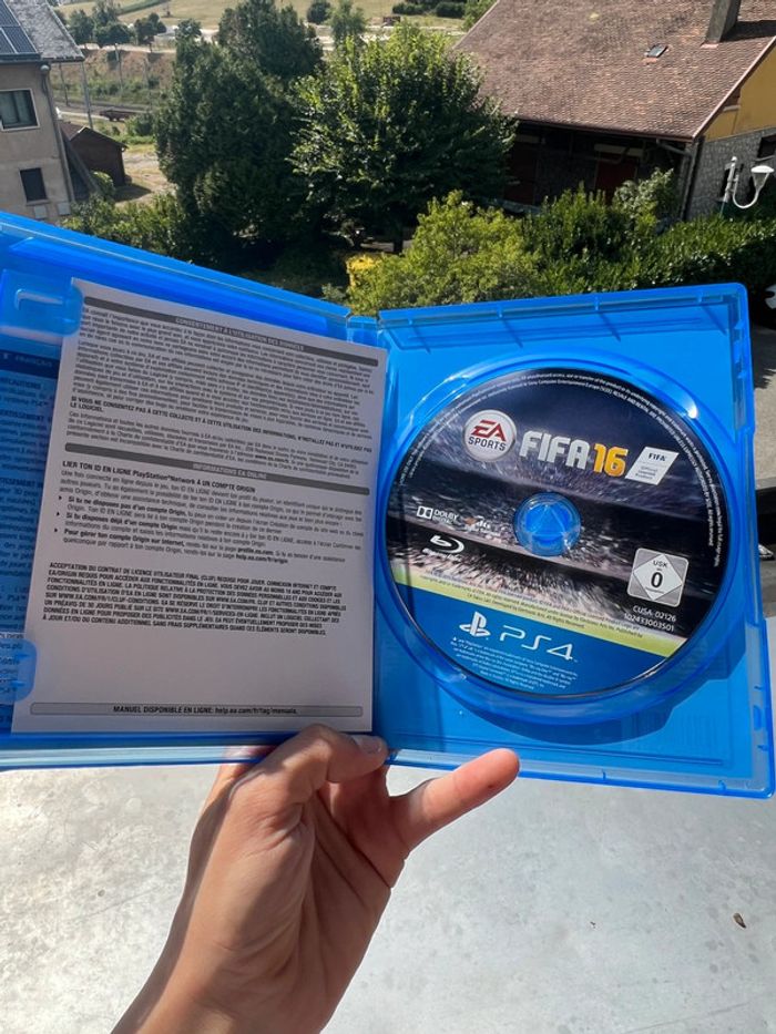 Lot de 2 jeux FIFA playstation 4 FIFA 16 & FIFA 18 - photo numéro 2