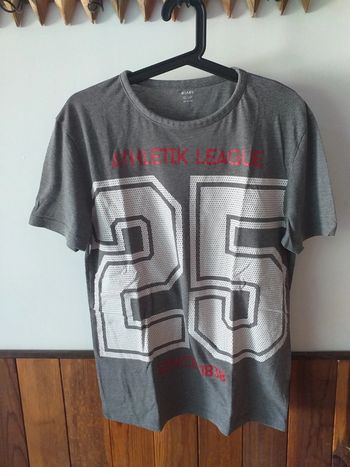 Tee-shirt gris avec inscription