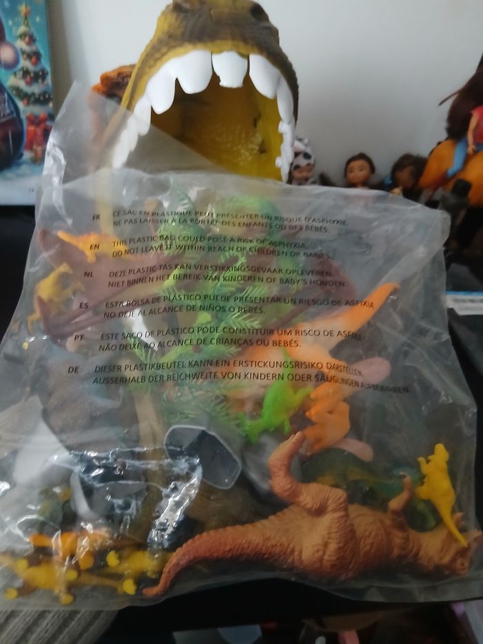 Grosse tête de dinosaure garnie de 24 figurines et accessoires neufs - photo numéro 5