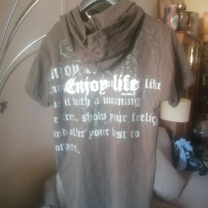 🌸Tee-shirt kaki à capuche à motifs en relief Taille 38/40 "RG 512" Neuf 🌸 - photo numéro 2