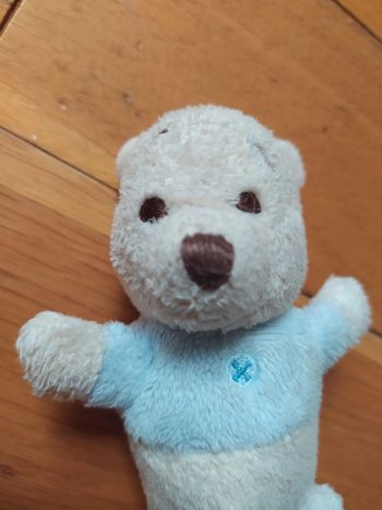Peluche qui ressemble à un bébé Winnie l'ourson