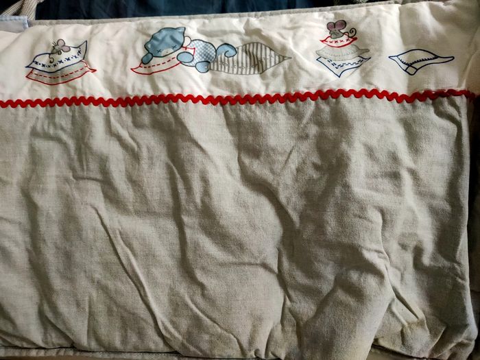 Tour de lit chaton et souris gris clair