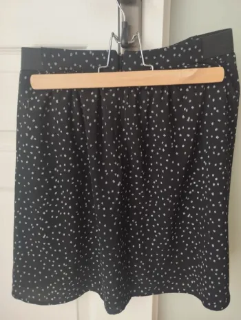 Petite jupe noire à motif camaïeu 36