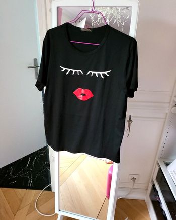T-shirt girly cils et lèvres rouge matière très élastique convient du m au xl