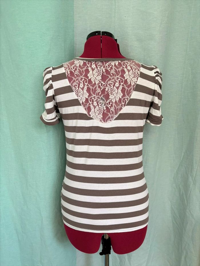 Petit t-shirt blanc à rayures taupe avec dentelle au dos - photo numéro 3