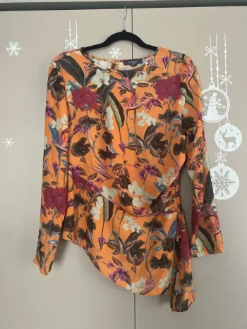 Très jolie blouse en voile asymétrique