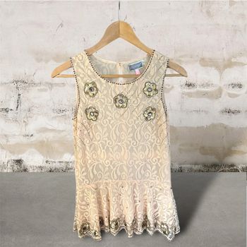 Tunique dentelle pêche et sequins forme péplum neuve avec étiquette Lipsy London Limited