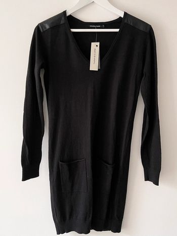 Robe pull noire en coton et laine neuve, étiquettée, empiècements en (faux) cuir sur les épaules