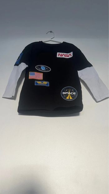 T-shirt garçon manche longue en  parfait état . Taille 6/7 ans