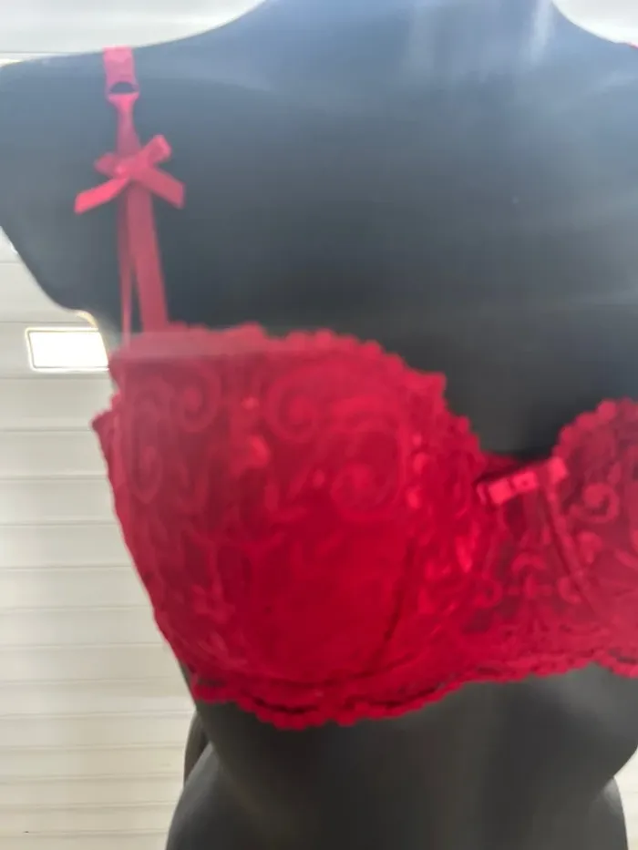 Soutien-gorge rouge - photo numéro 2