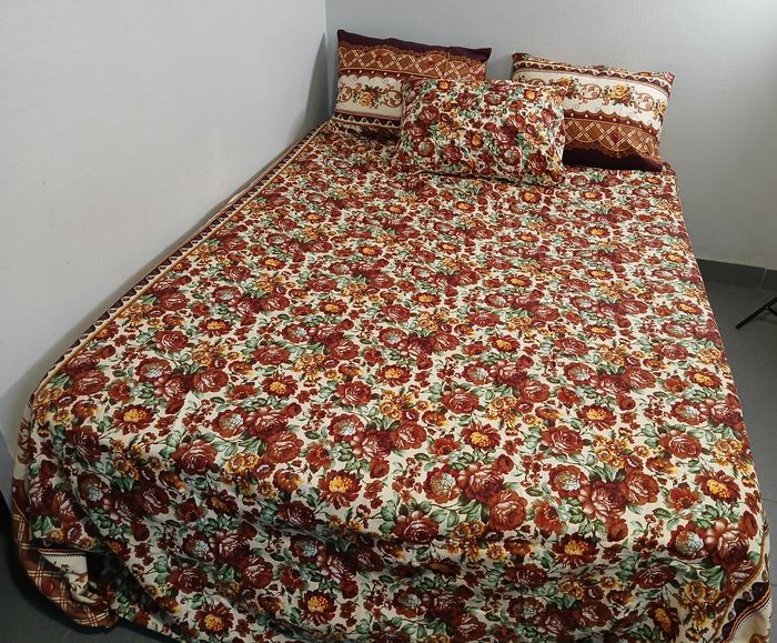 Drap de lit avec 4 taies d'oreiller - photo numéro 2