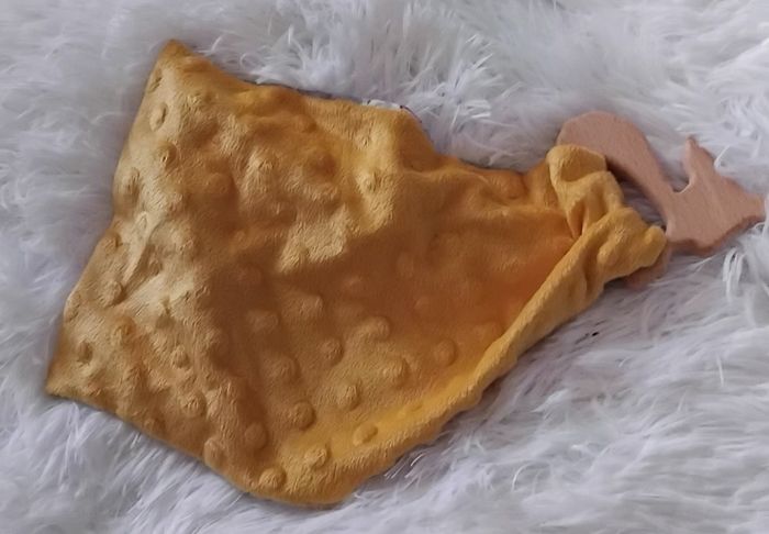 Doudou mouchoir gris lapine ,nuages et jaune relief boule - biche bois - photo numéro 2