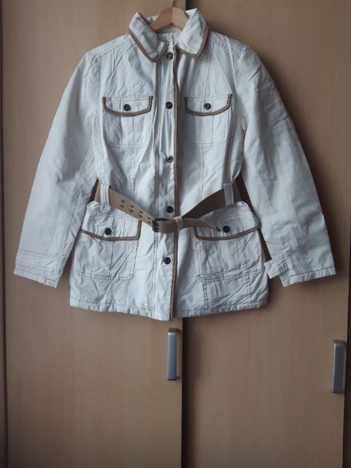 Blouson blanc avec ceinture Zara