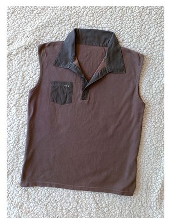 Polo sans manches marron à col contrasté – style rétro, casual chic -